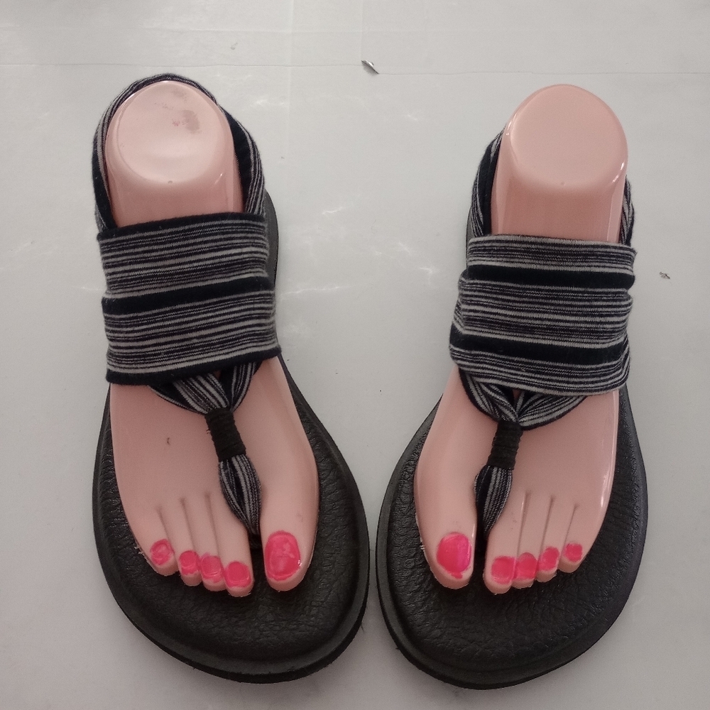 Sanuk sandals shoes for women size 9